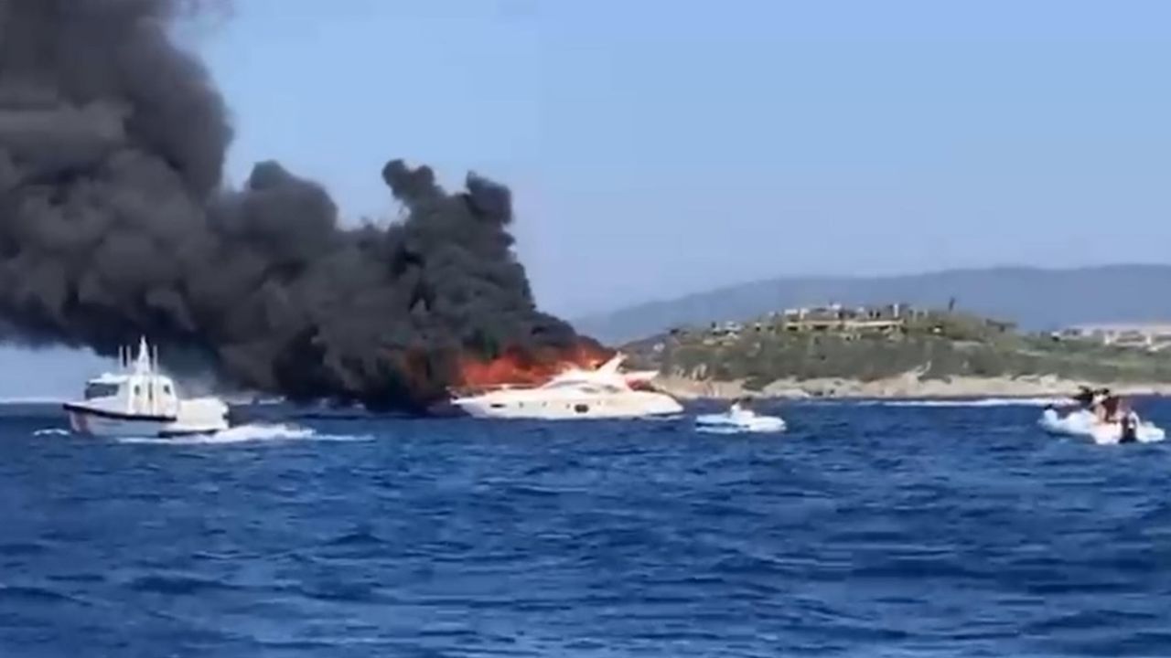 Bodrum açıklarında motoryat yangını: Alevler gökyüzünü kapladı