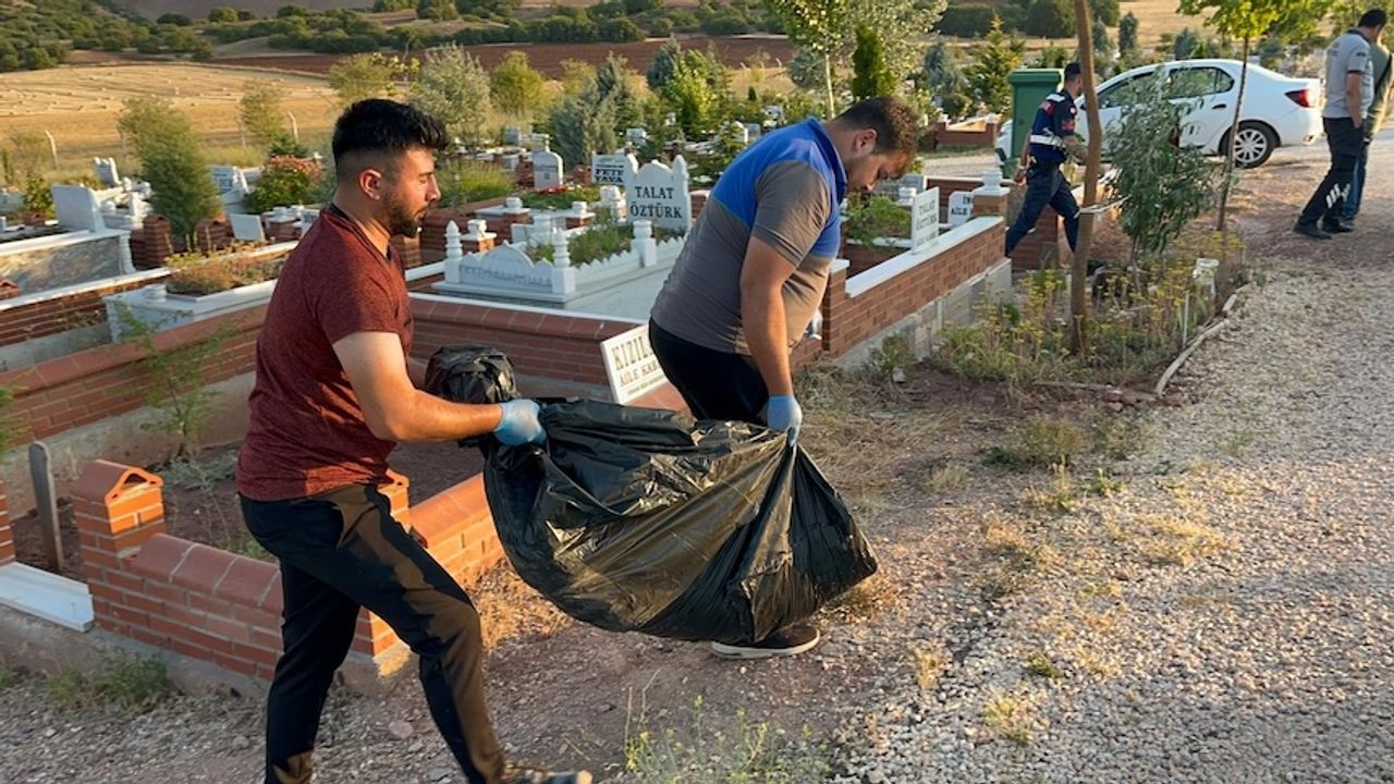Eskişehir'de mezarlıkta gizemli gömü: Beze sarılı cansız bedeni gören vatandaş polisi aradı!
