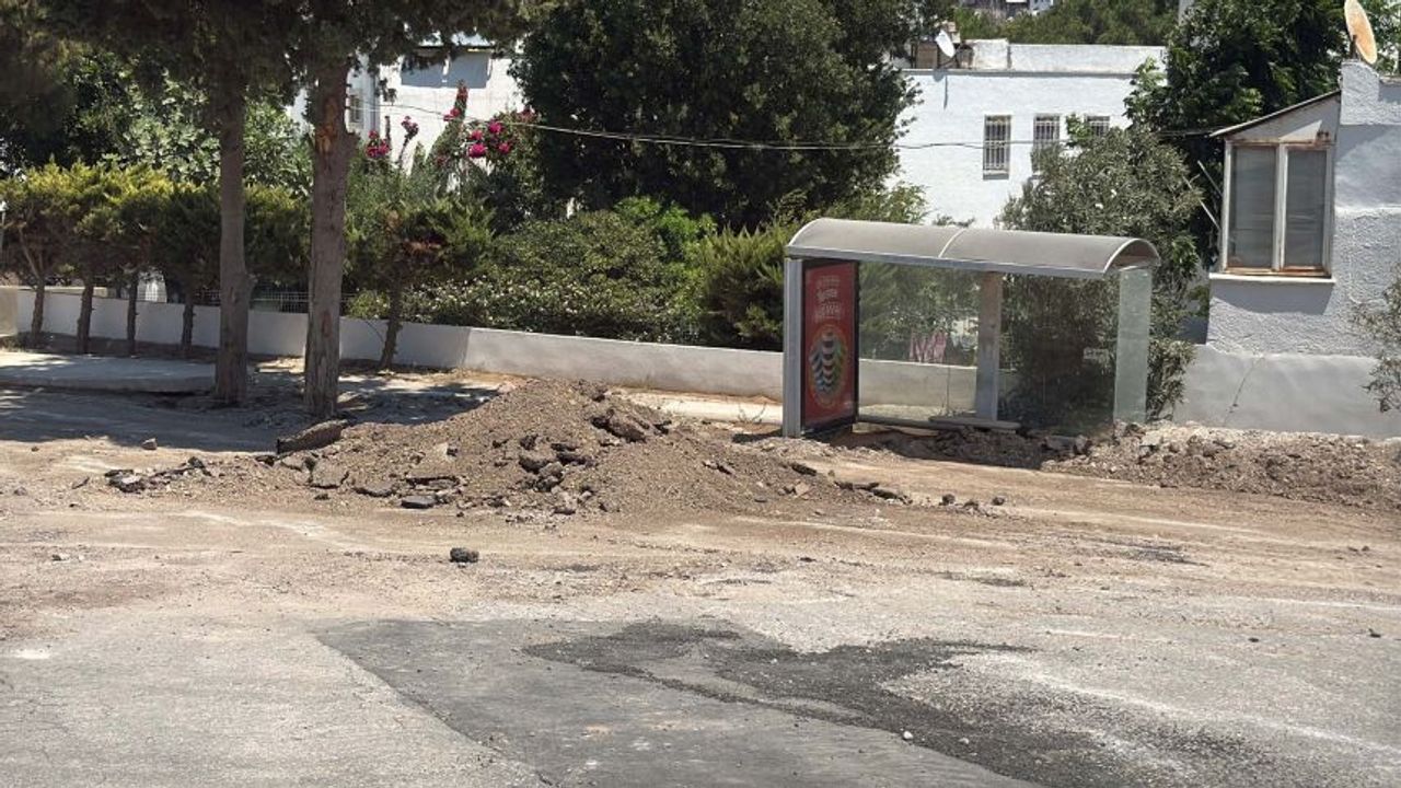 Ana isale hattındaki patlama Bodrum'da yolu kapattı
