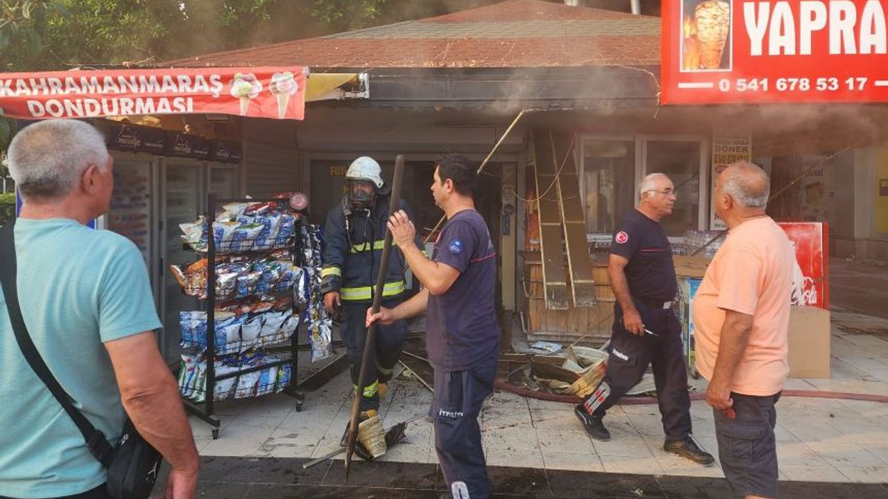 Manavgat'ta büfe yangını paniğe neden oldu
