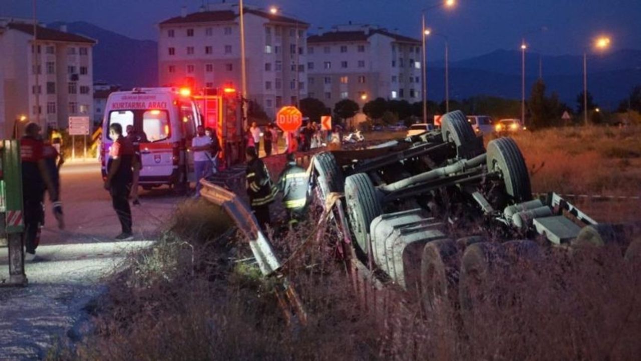 Burdur'da domates yüklü kamyon şarampole devrildi: 1 ölü