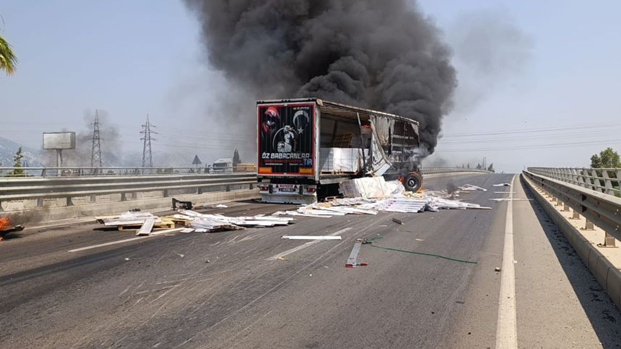 Antalya- Burdur Karayolu'nda TIR yangını: Alev Alev yandı