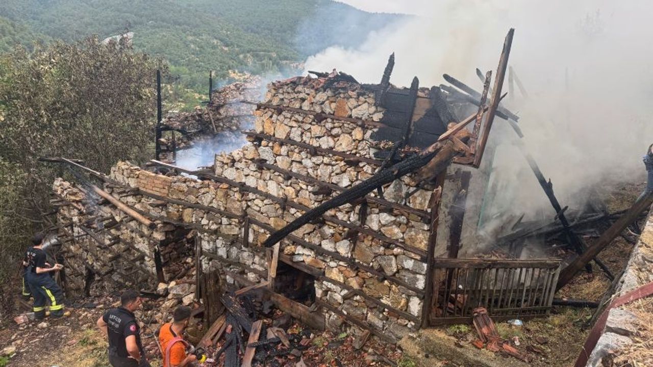 Antalya'da anız yangını: Akseki'de 100 yıllık iki düğmeli ev küle döndü!