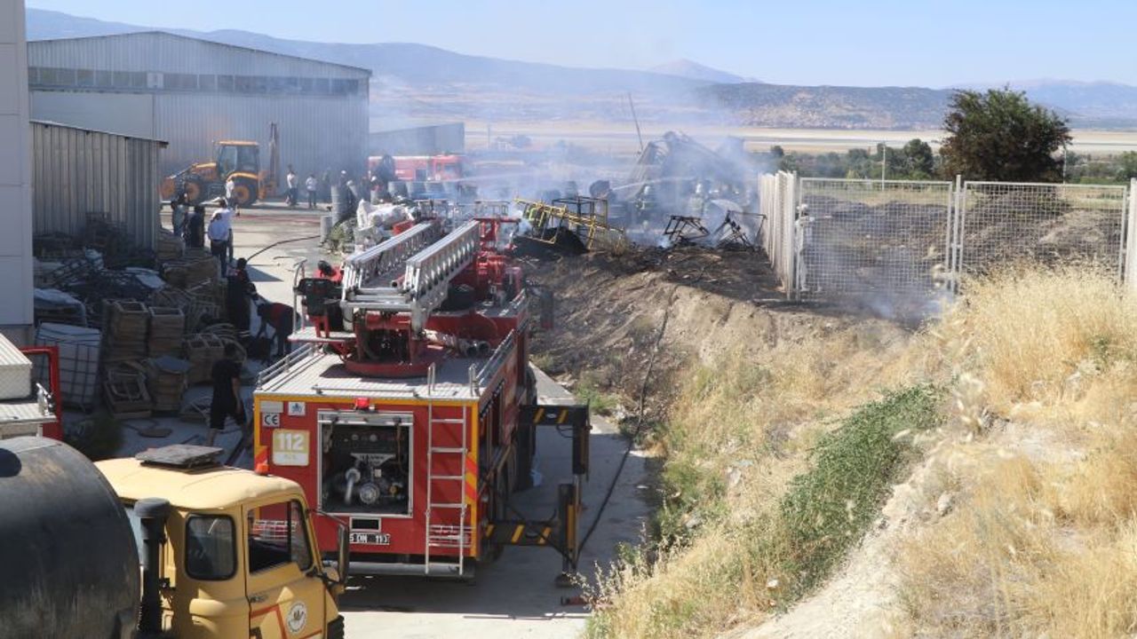 Burdur’da fabrika yangını! İşçiler dumandan etkilendi