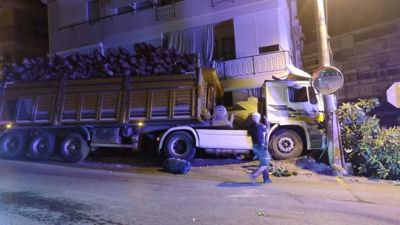 Alanya'da freni boşalan TIR dehşet saçtı: 2 araçta büyük hasar!