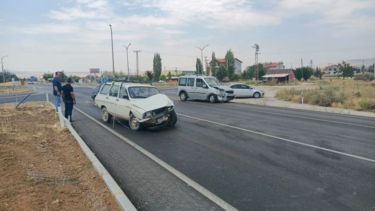 Isparta Şarkikaraağaç'ta kavşakta kaza: 3 yaralı