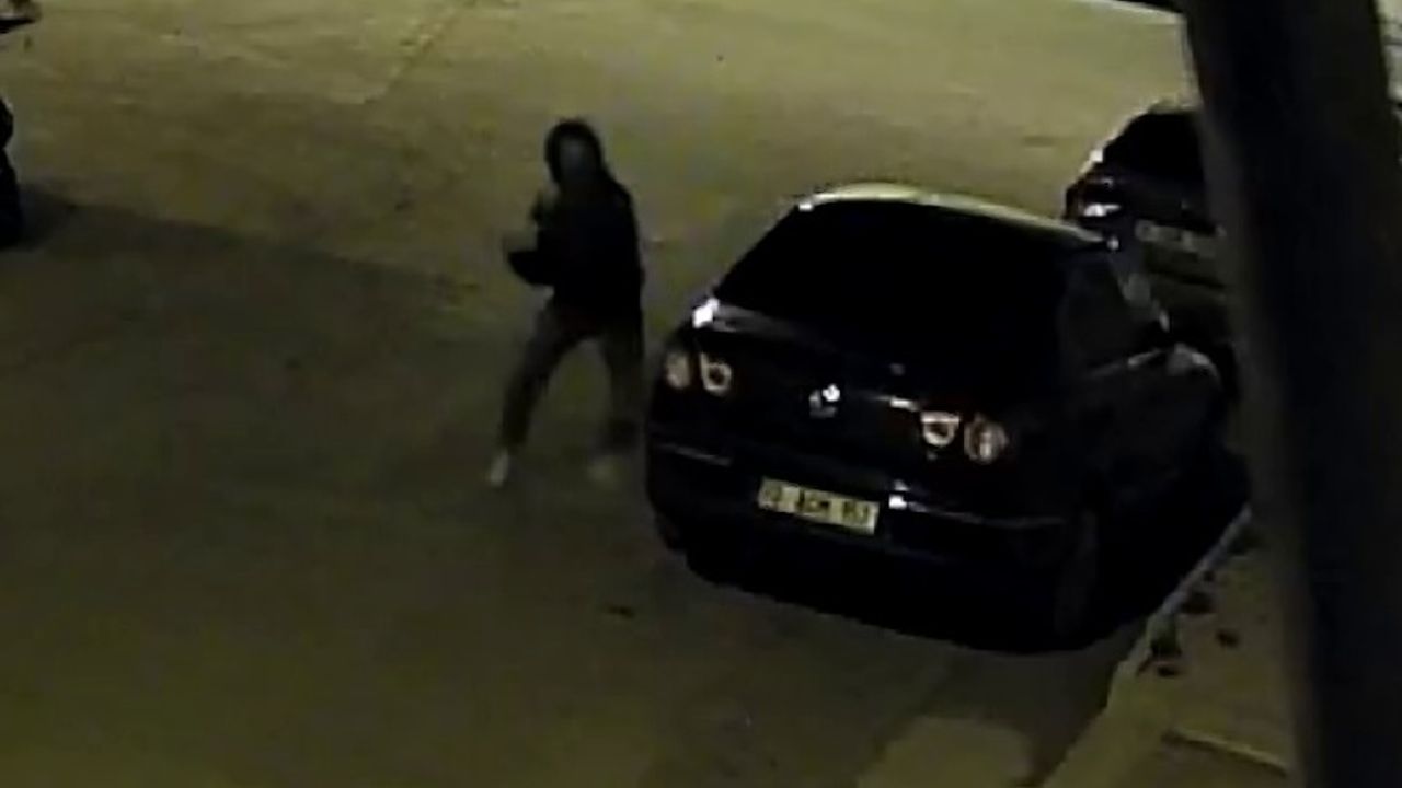 Kasklı vandal gece yarısı otomobile saldırdı!