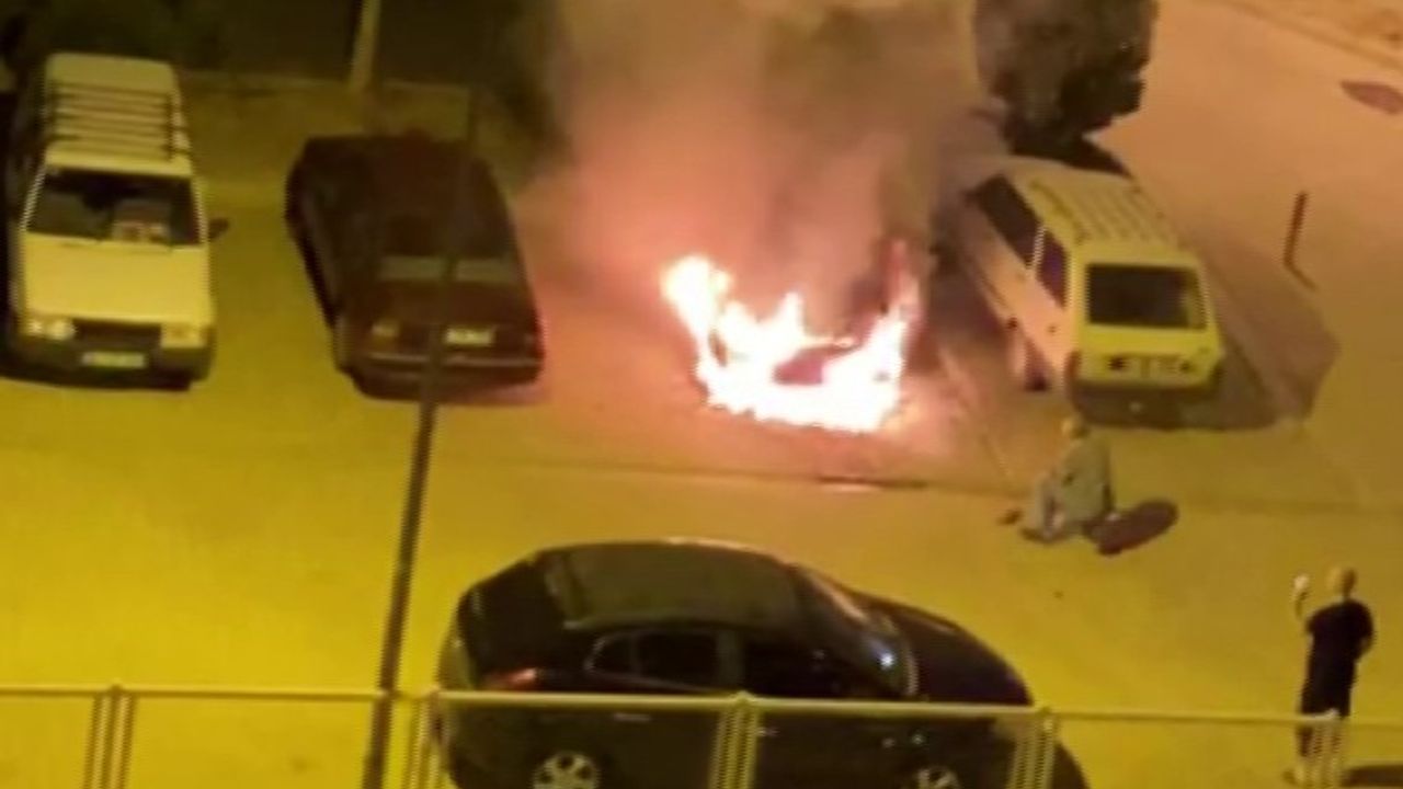 Karaman'da gece yarısı park halindeki otomobil yandı!