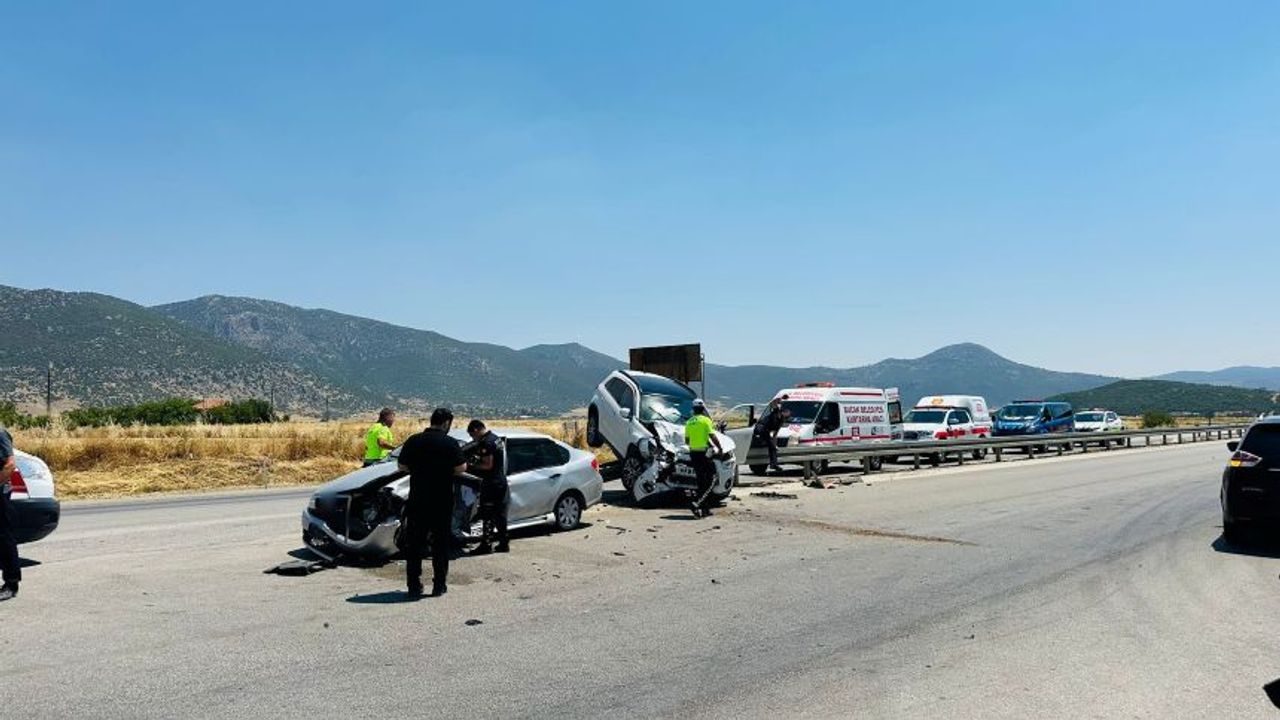 Burdur'da iki otomobil çarpıştı: 2'si çocuk 5 kişi yaralandı