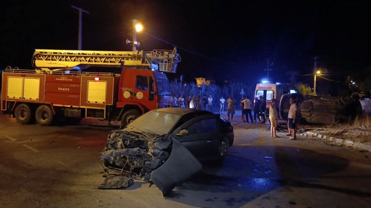 Manavgat'ta otomobiller kavşakta çarpıştı: Ters dönen aracın sürücüsü alkollü çıktı