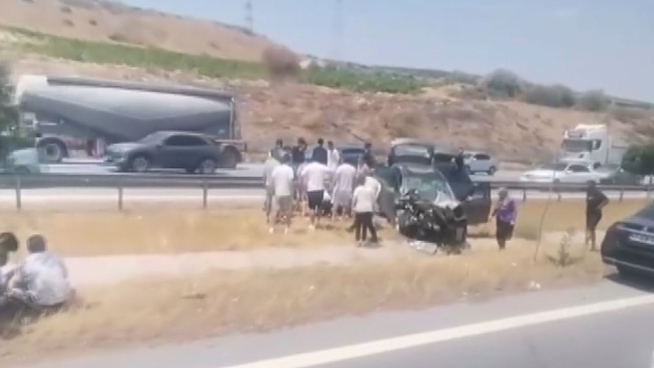 Mersin otoyolunda otomobil çekiciye çarptı: 1 ölü, 3 yaralı