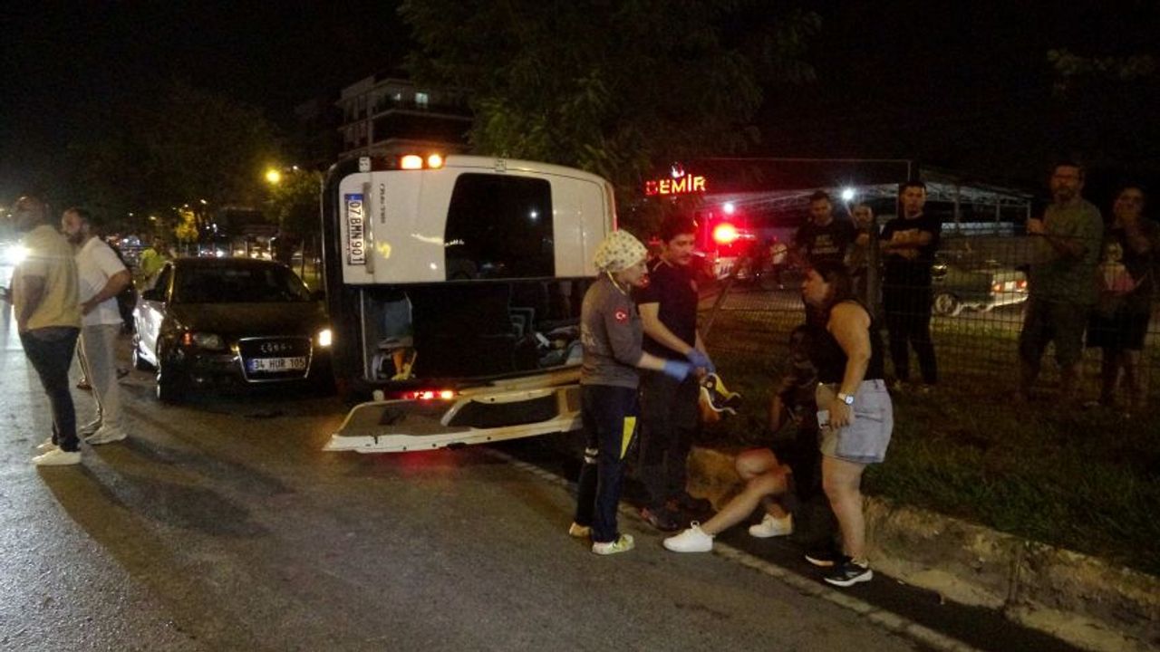 Antalya'da minibüs yan yattı: Burunları bile kanamadı