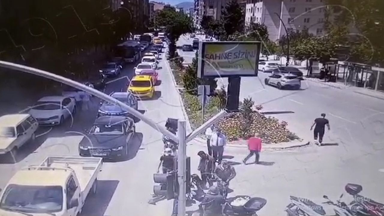 Otomobilin şerit ihlali motosikletliyi hastanelik etti
