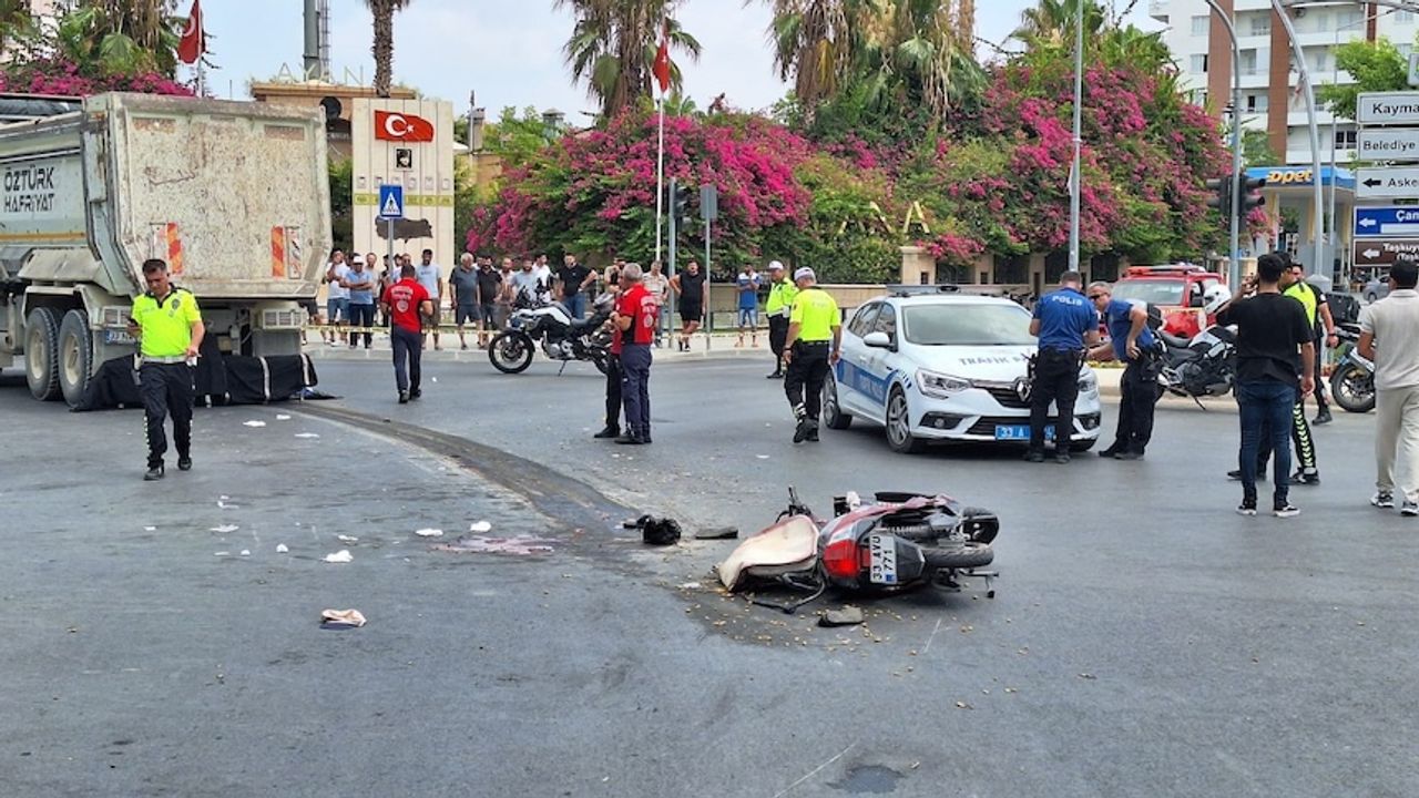 Tarsus'ta kamyon ile motosiklet çarpıştı: 1 ölü, 1 ağır yaralı!