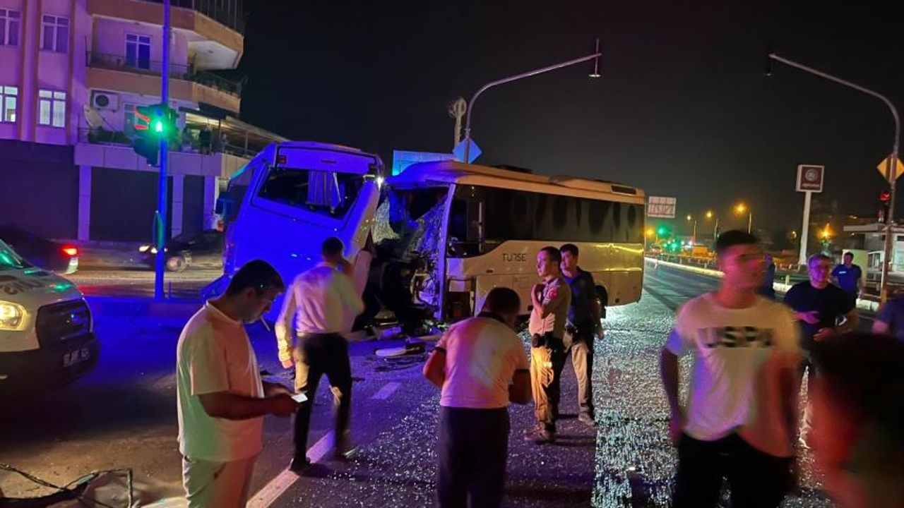 Antalya'da ortalık savaş alanına döndü: 3 midibüs birbirine girdi