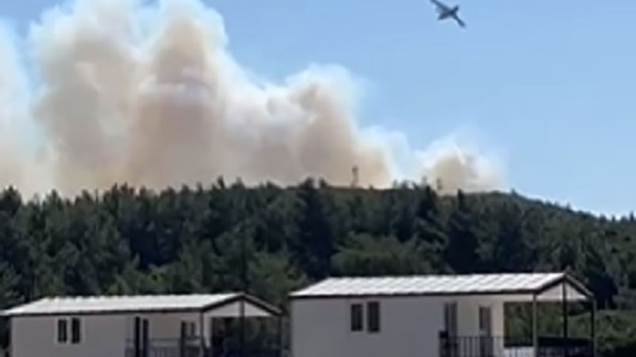 Urla'da makilik alanda korkutan yangın: Havadan ve karadan müdahale sürüyor