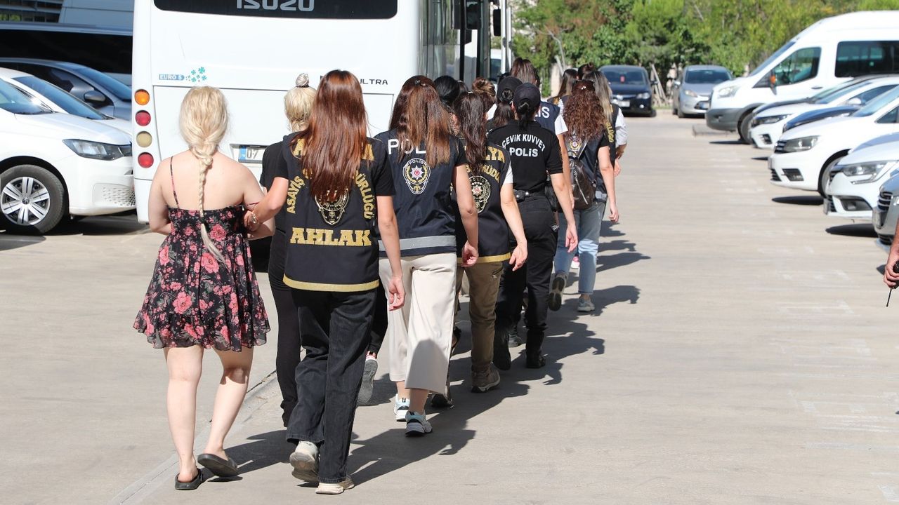 Antalya’da gece avı! F*huş çetesi çökeltildi