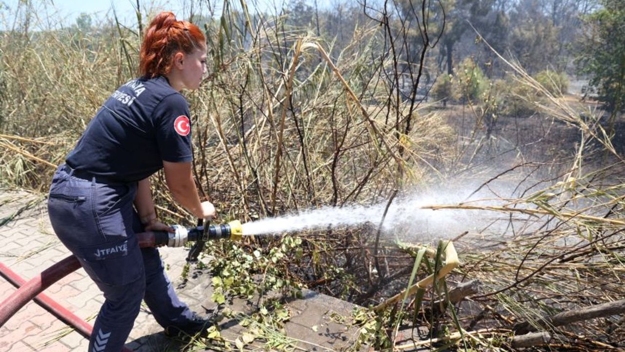 Antalya Büyükşehir Belediyesi İtfaiyesi'nden yangınla çetin mücadele!
