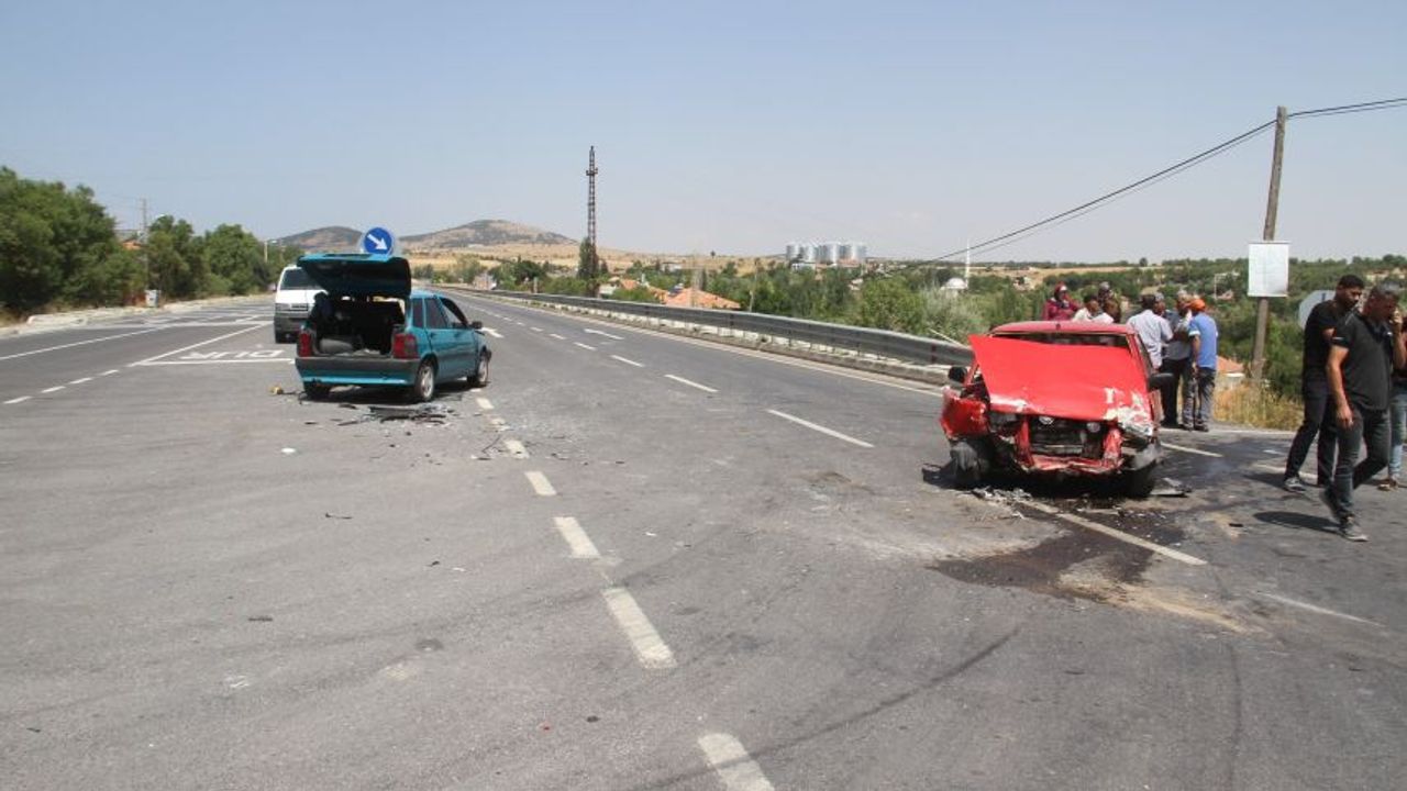 Konya’da otomobiller birbirine girdi! 4 kişi yaralandı