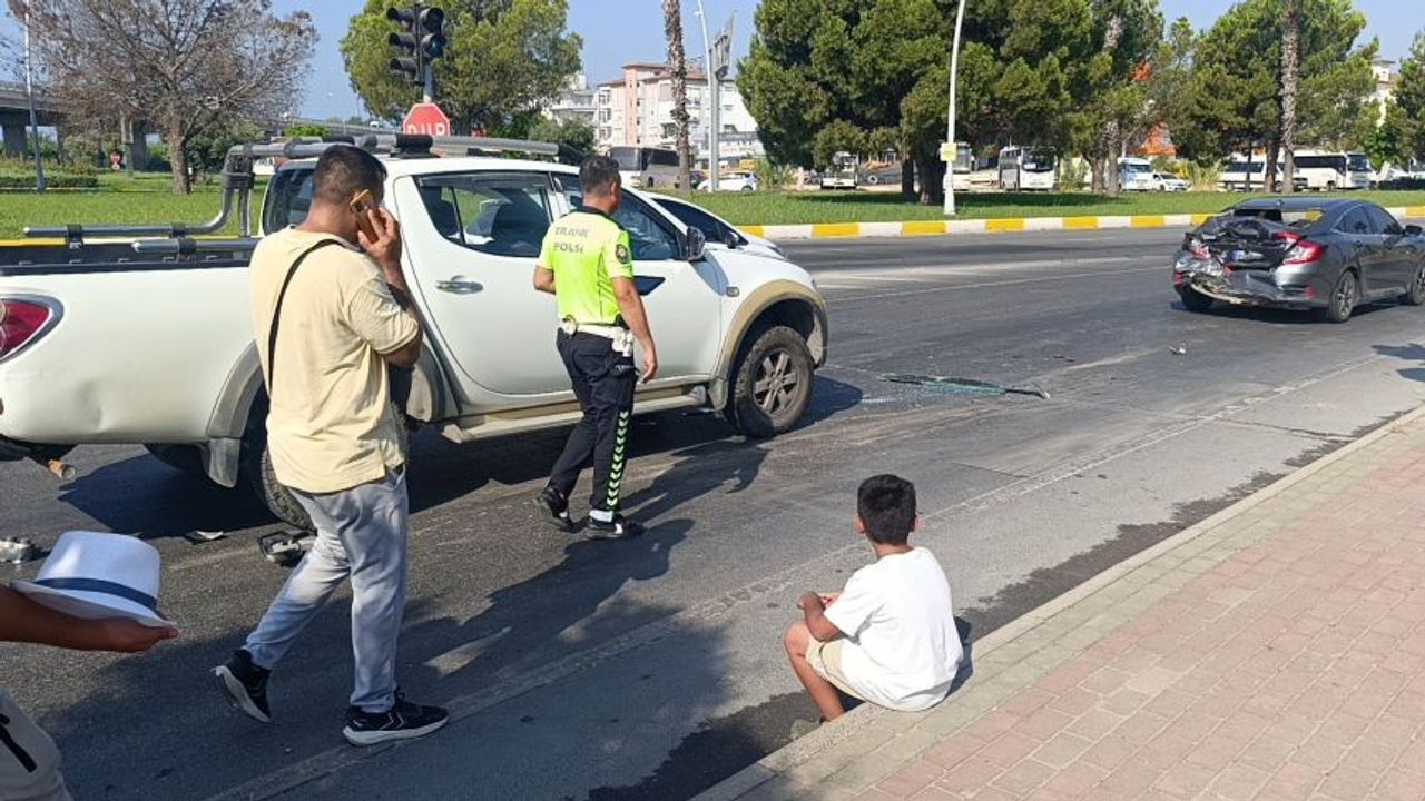 Antalya’da trafik kazasının ardından küçük çocuk gözyaşlarına boğuldu