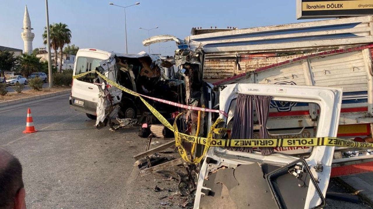 Mersin’de can pazarı! Öğrencileri taşıyan minibüs kaza yaptı
