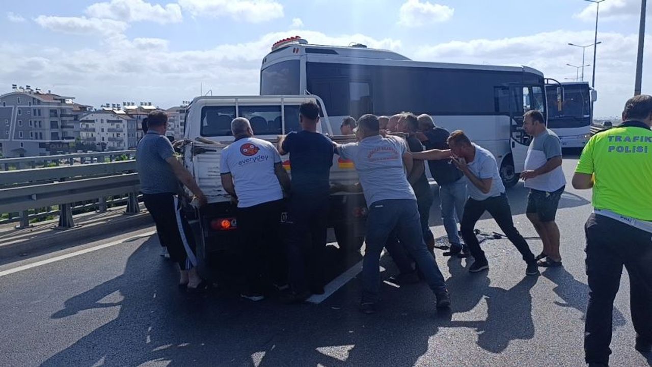 Manavgat'ta zincirleme kaza: Tur midibüsü komyonete çarptı!