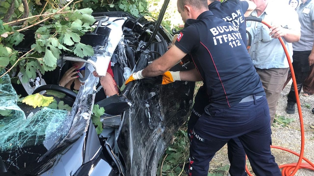 Burdur'da otomobil traktörle çarpıştı: 4 yaralı