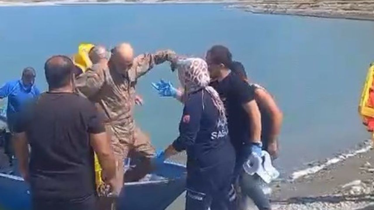Eğitim uçağındaki pilotları çiftçi kurtardı!