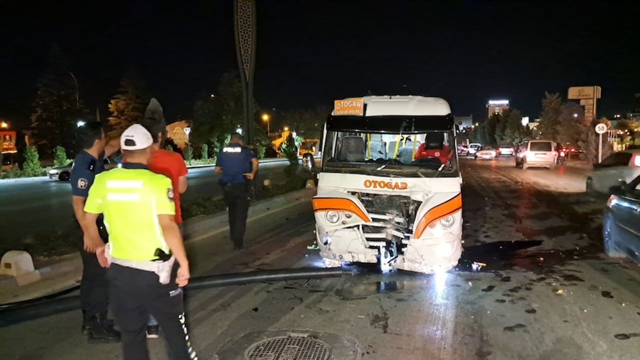 Karaman'da yolcu minibüsü refüjü aşıp karşı şeride geçti