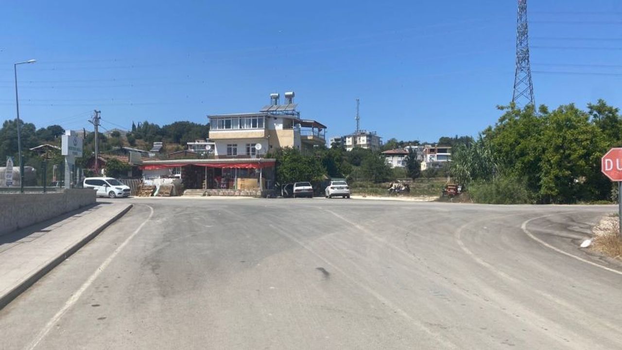 Serik'te bir garip vaka! Sürücüsü olmayan otomobil, trafiği birbirine kattı