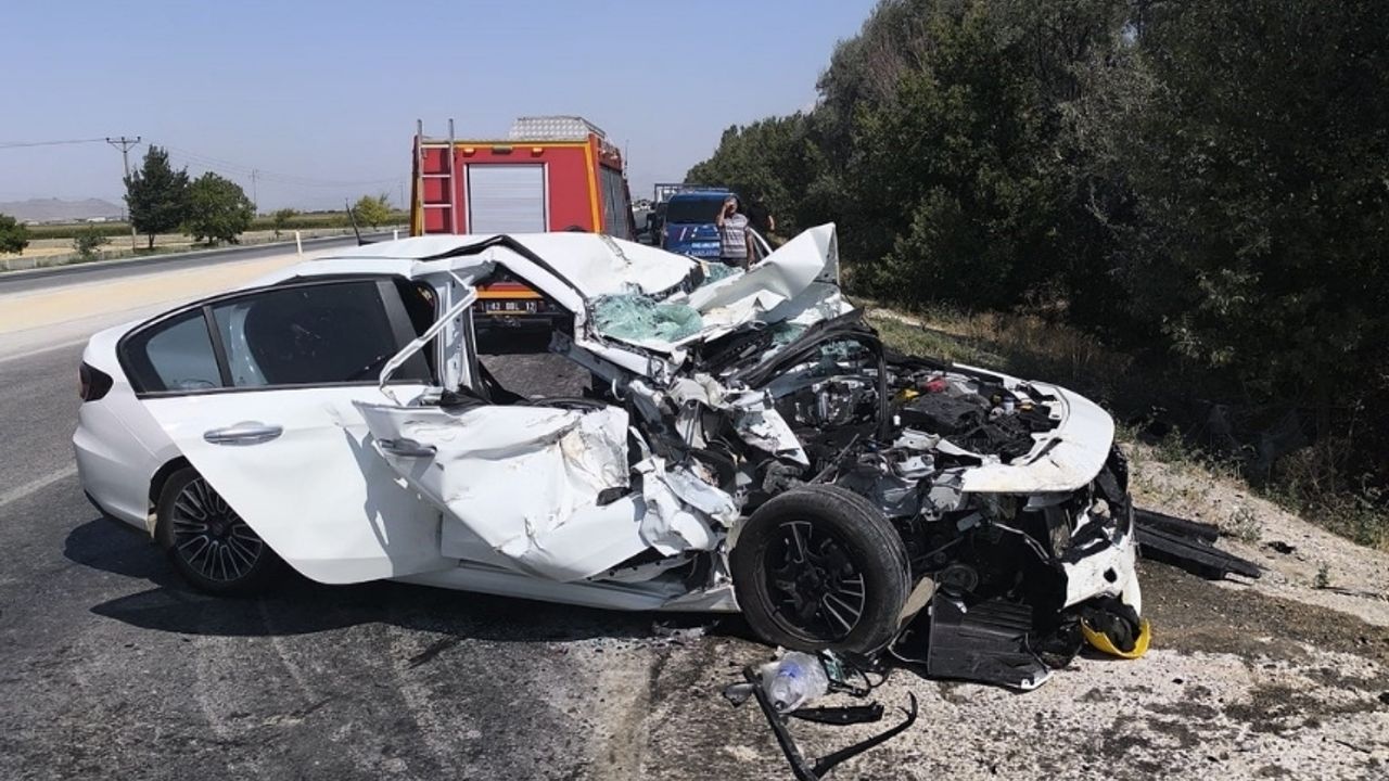 Konya Karapınar'da otomobil ile kamyonet çarpıştı: 1 ölü, 5 yaralı!
