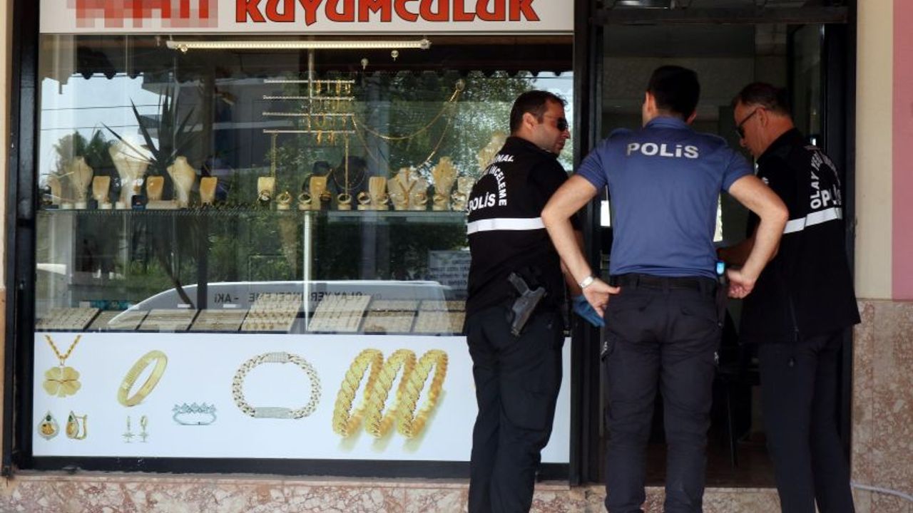 Antalya'da gündüz vakti kuyumcu soygunu!