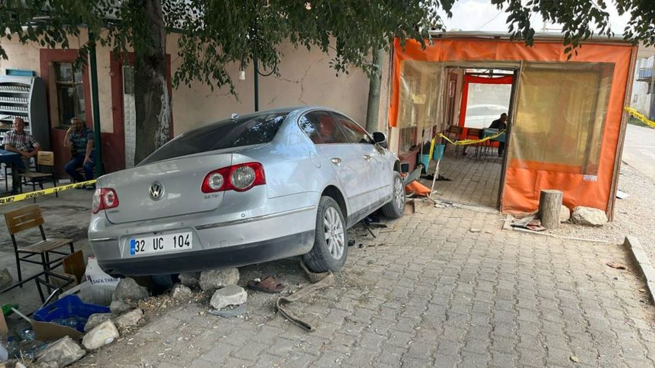 Isparta’da kahvede oturan vatandaş arabanın altında kalarak can verdi