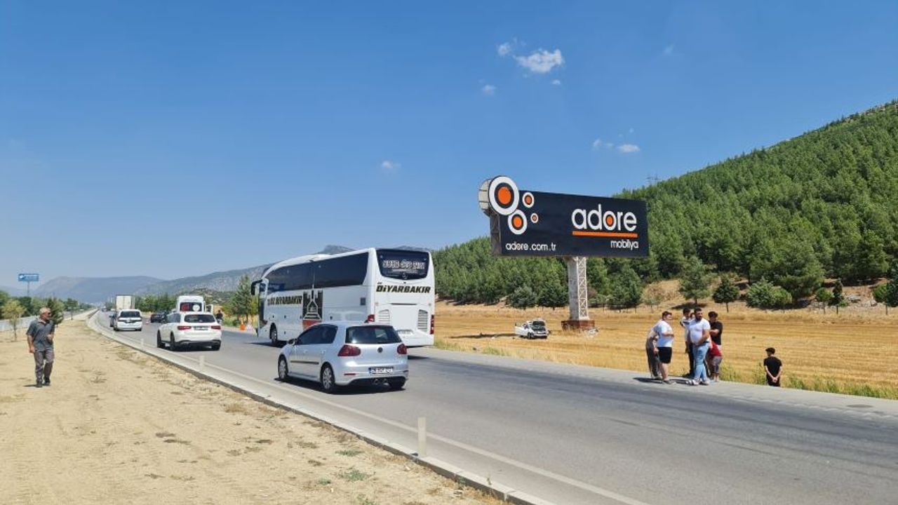 Burdur-Antalya karayolunda feci kaza! Otobüse çarpıp tarlaya uçtu