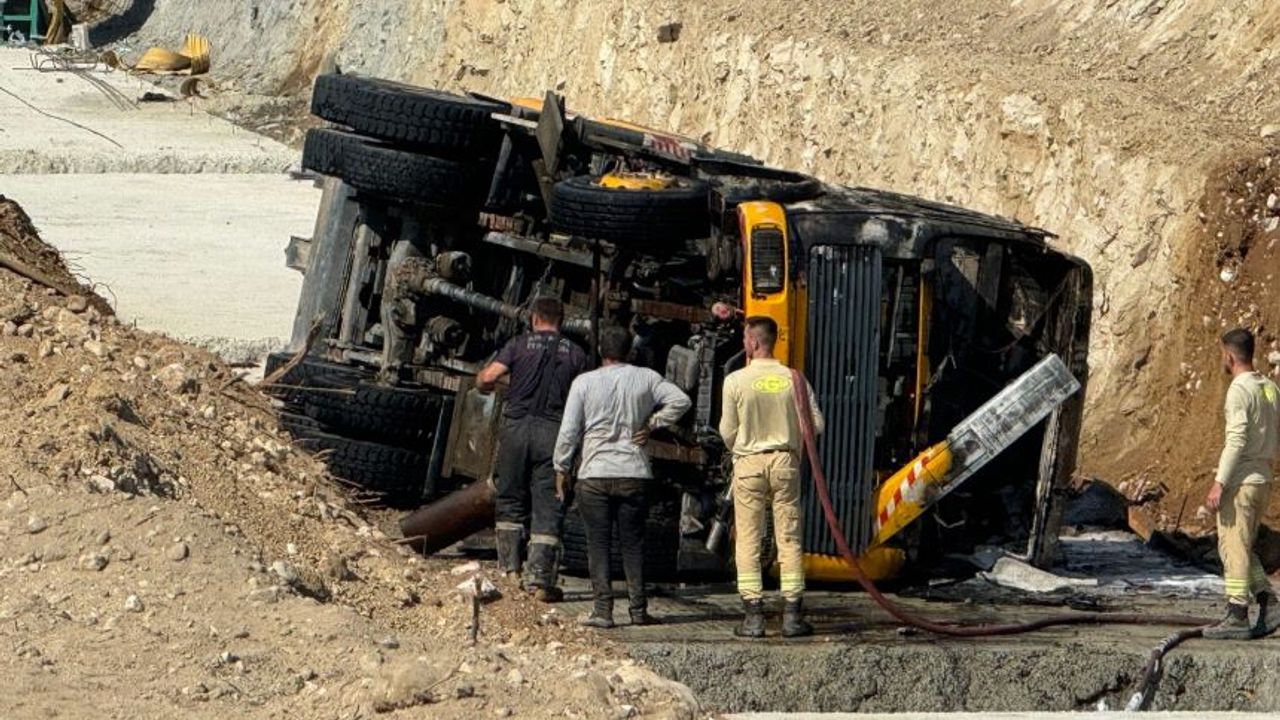 Antalya'da devrilen vinç yandı