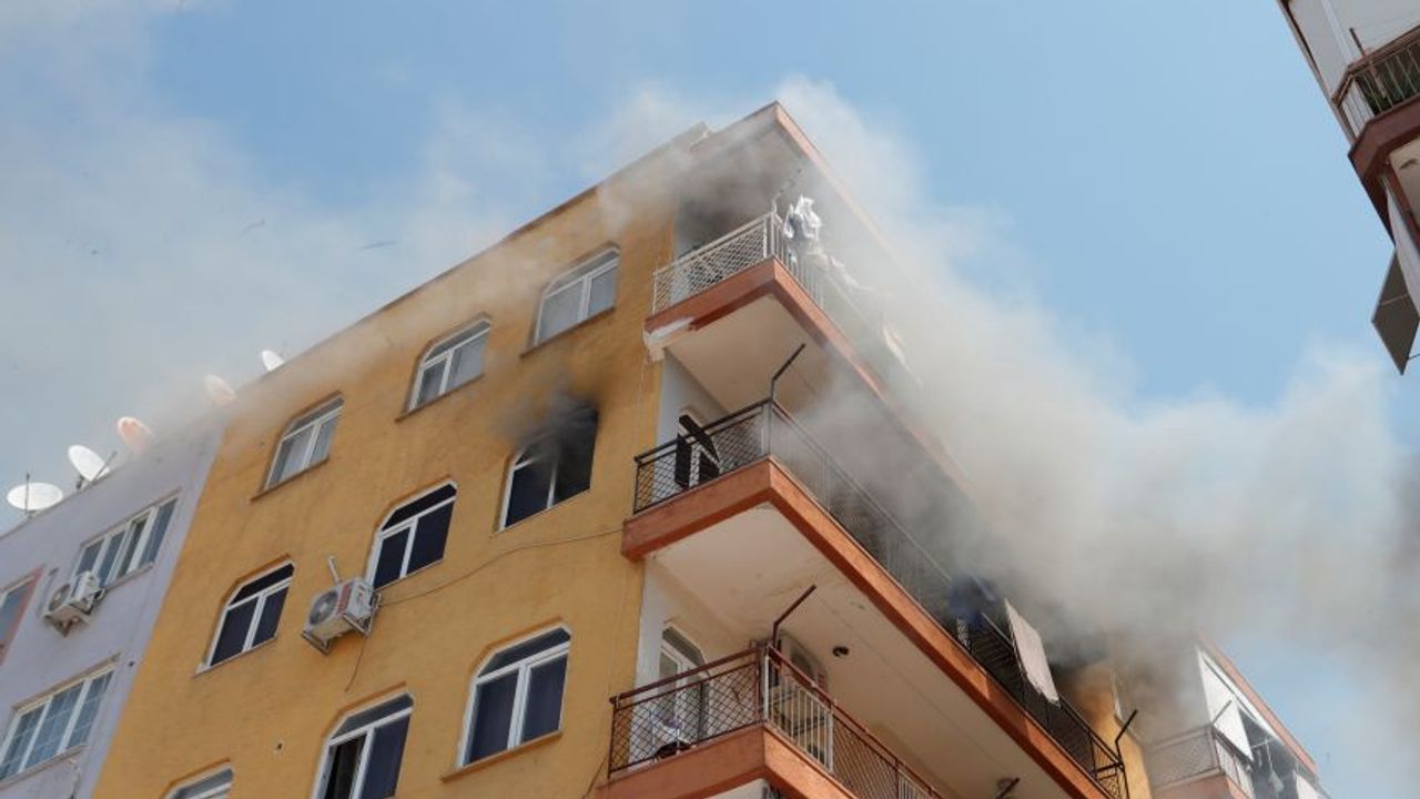 Antalya'da evinin yanışını çaresizce izledi