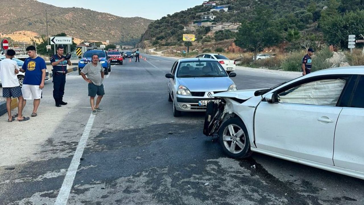 Kaş ilçesinde zincirleme kaza: 7 yaralı