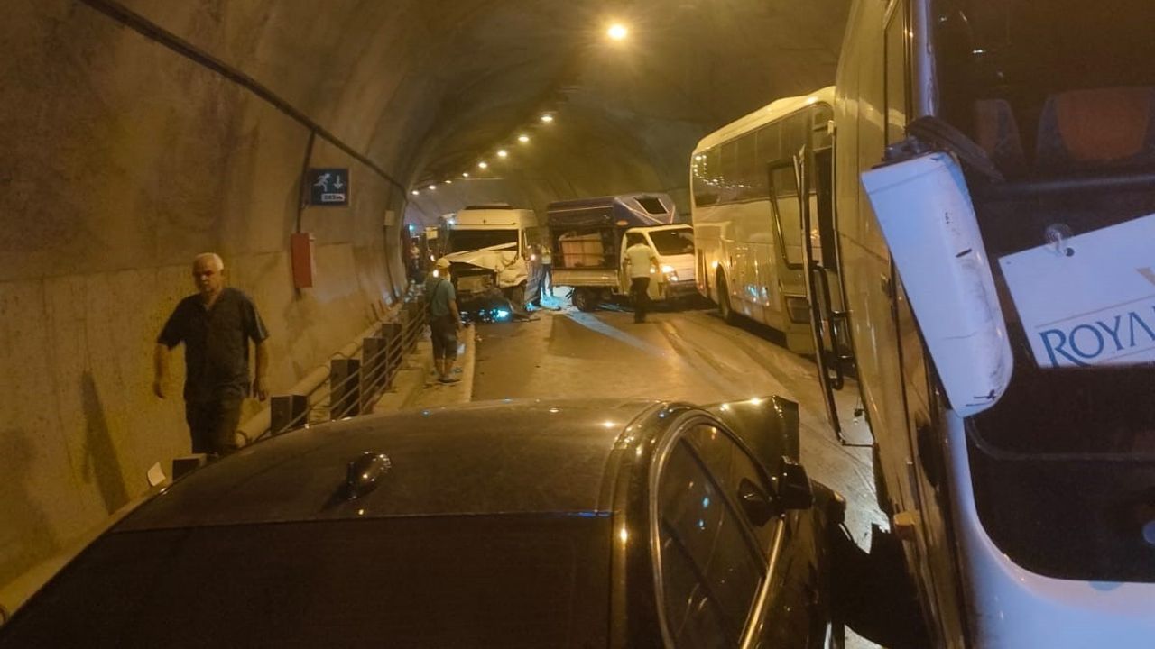 Alanya'da zincirlene trafik kazası! 8 ara birbirine girdi, yaralılar var