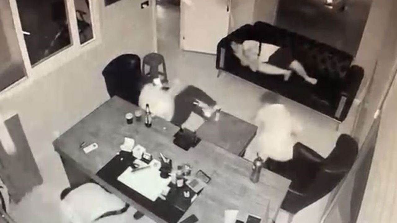 Adana'da oto galeri kurşunlandı