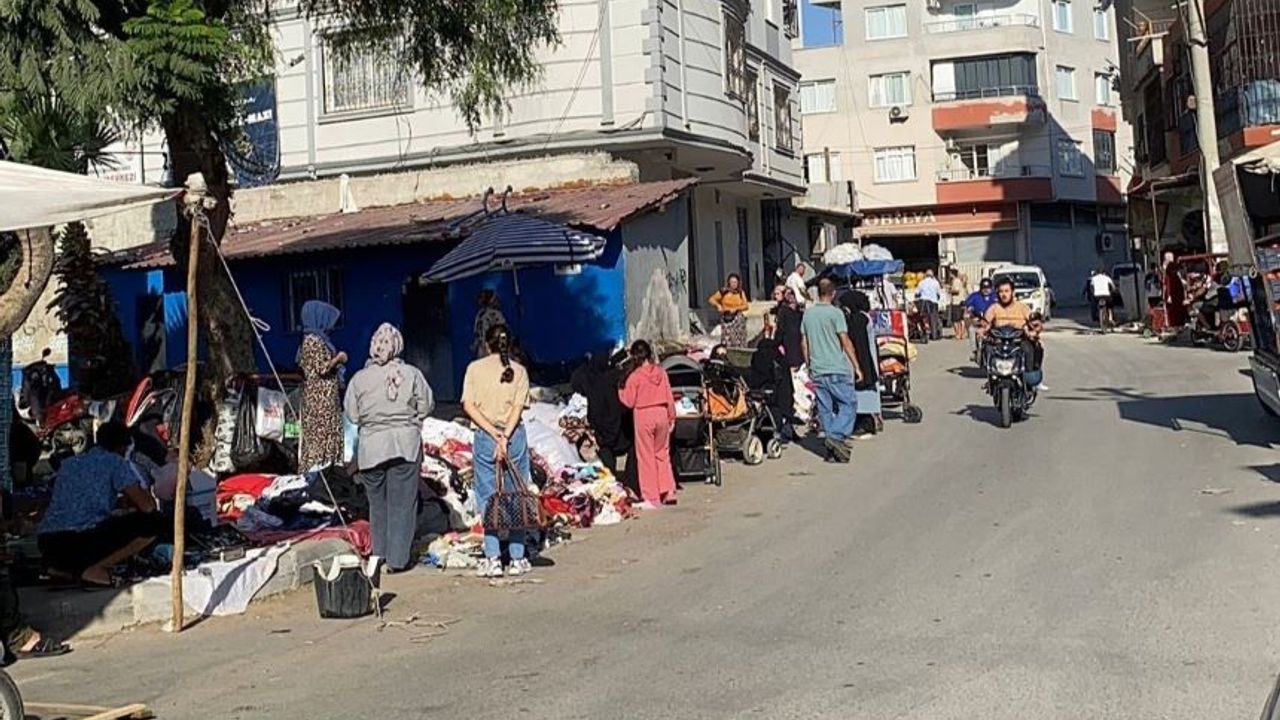 Mersin’de izinsiz kurulan pazarı zabıtalar kaldırdı