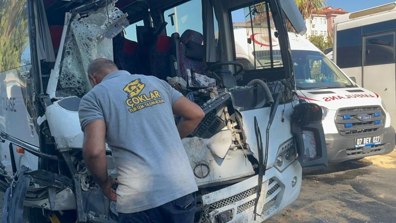 Alanya'da tur otobüsü ile midibüs çarpıştı: 15 yaralı