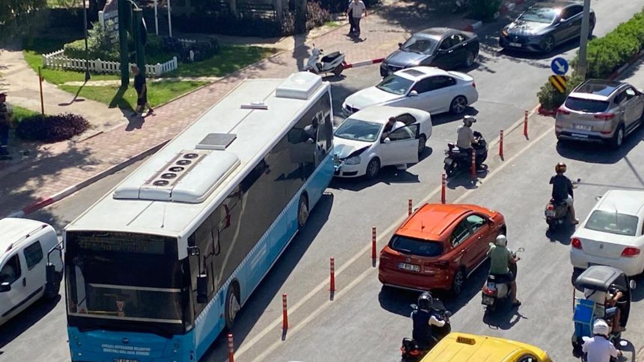 Antalya’da otomobil, halk otobüsüne arkadan çarptı