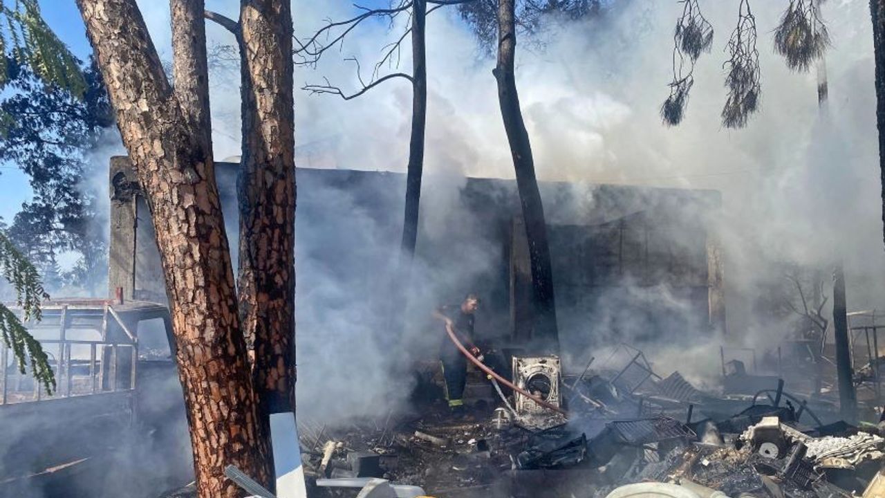 Antalya'da hurdacının evi, kamyoneti ve motosikleti kül oldu