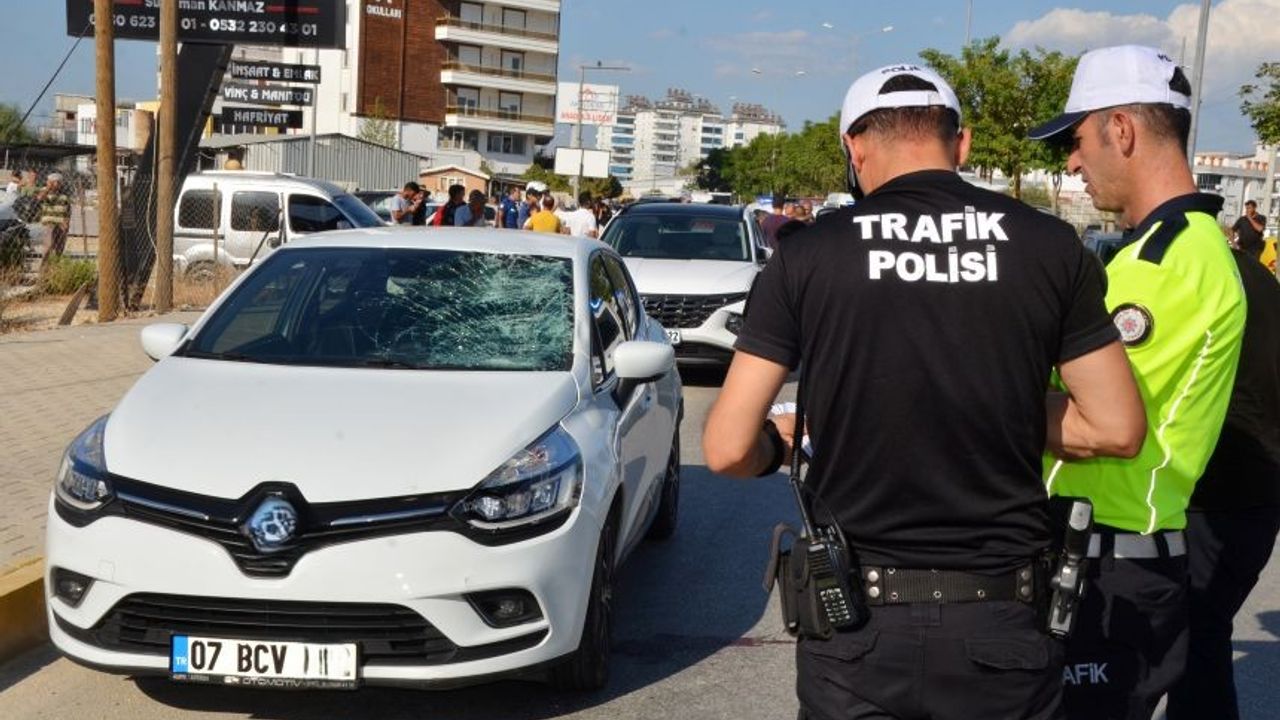 Serik'te baba ve oğluna otomobil çarptı