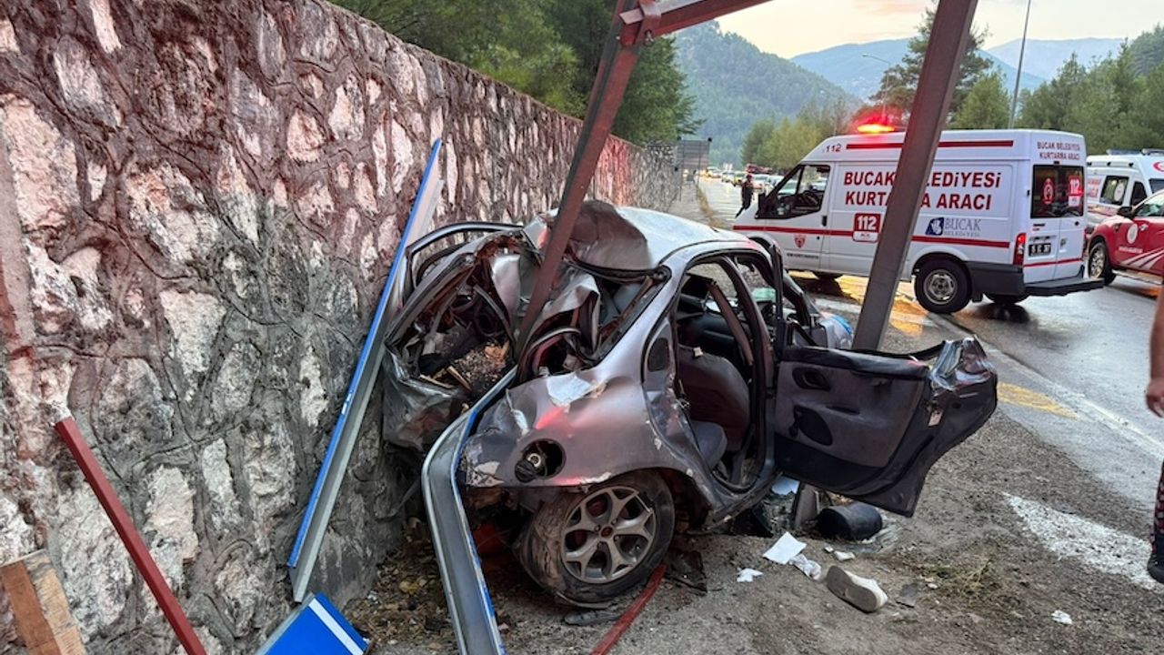 Burdur'da otomobil levhaya çarptı!