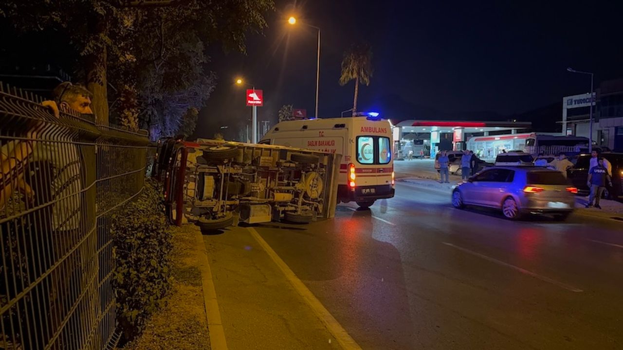 Gazipaşa'da kamyonet devrildi: Sürücü ve eşi yaralandı!