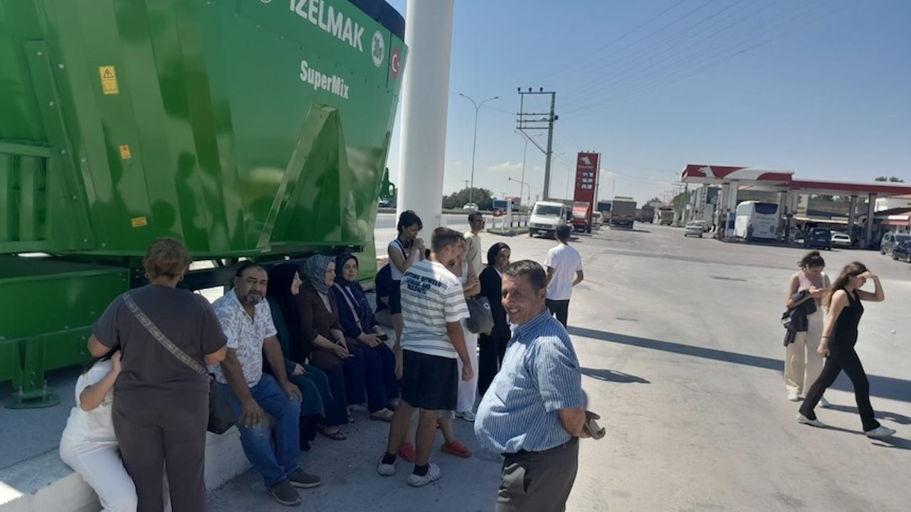 Mazotu biten otobüste mahsur kalan yolcular otostopla Adana'ya ulaştı!