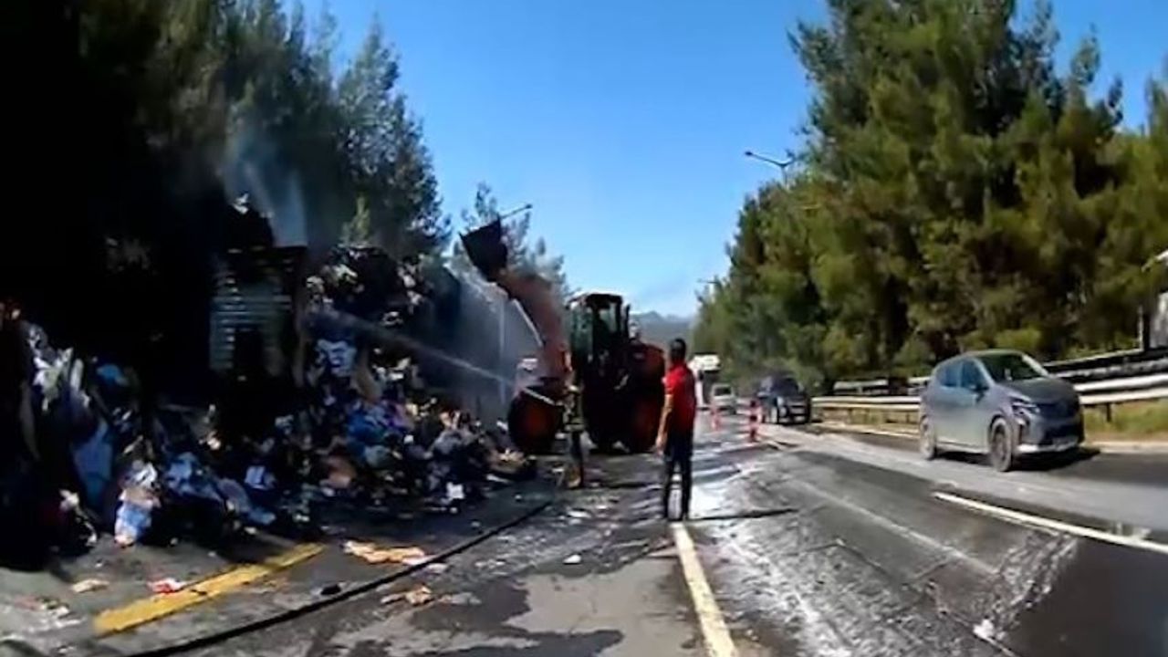 Mersin'de karton yüklü tırın dorsesi yandı