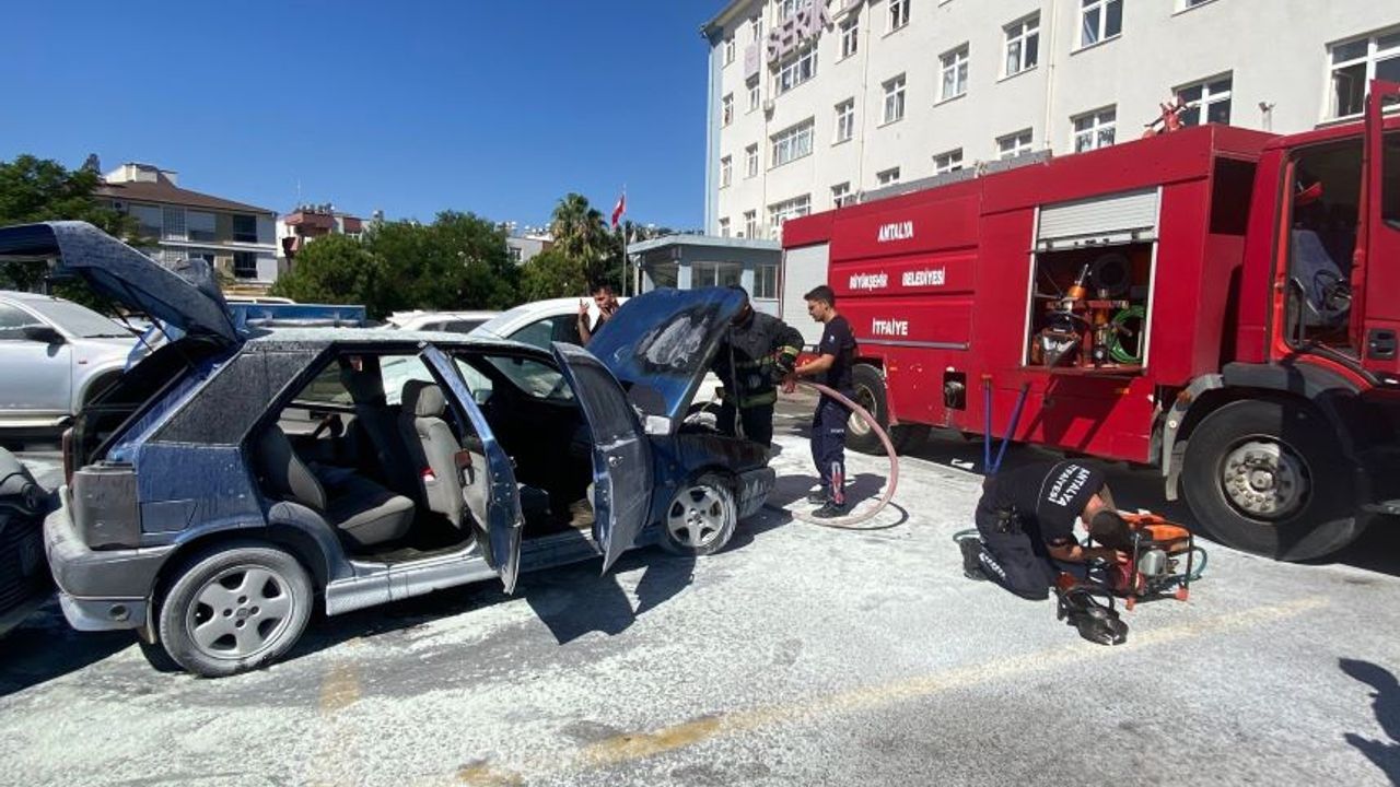Serik'te hastane otoparkında otomobil alev aldı