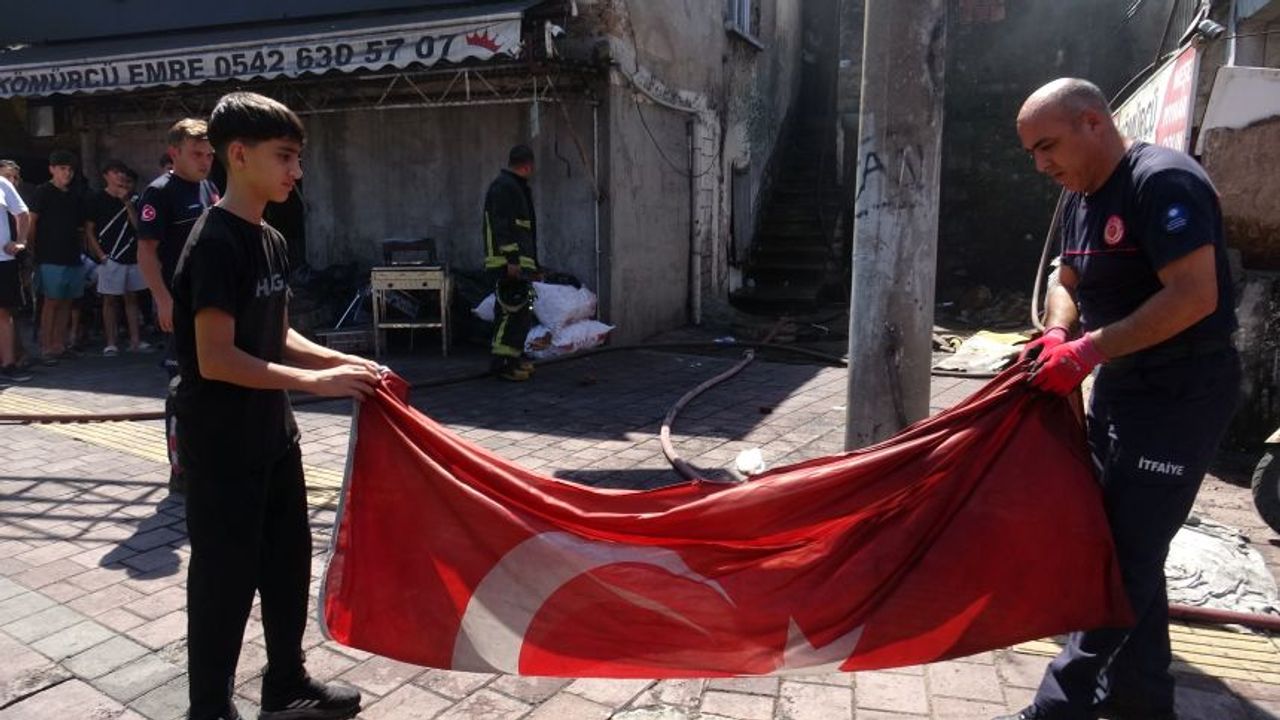 Yangında sadece Türk bayrağı sağ çıktı